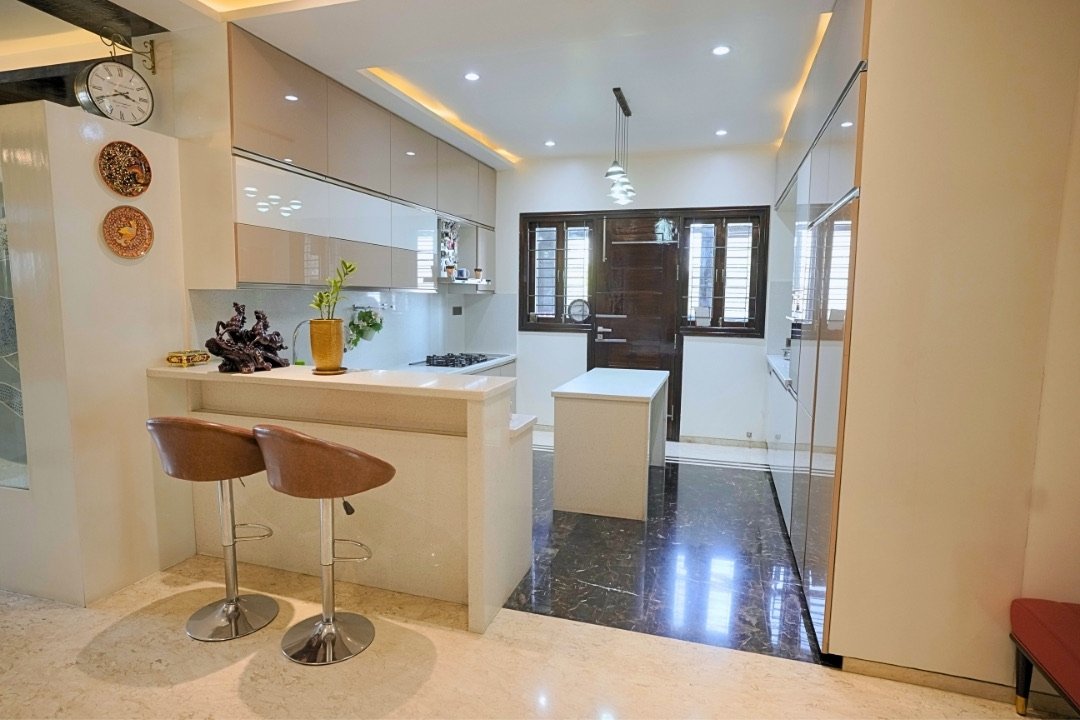 Modular kitchen with breakfast counter and island by HOH Luxe
